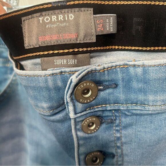 Torrid Light Wash 5 front Button Bombshell Skinny Jeans, size 24 SHORT - Picture 4 of 9